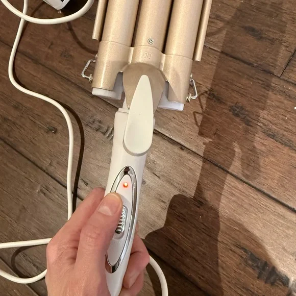Triple Barrel Hair Waver in Champagne Metallic - Picture 2 of 4